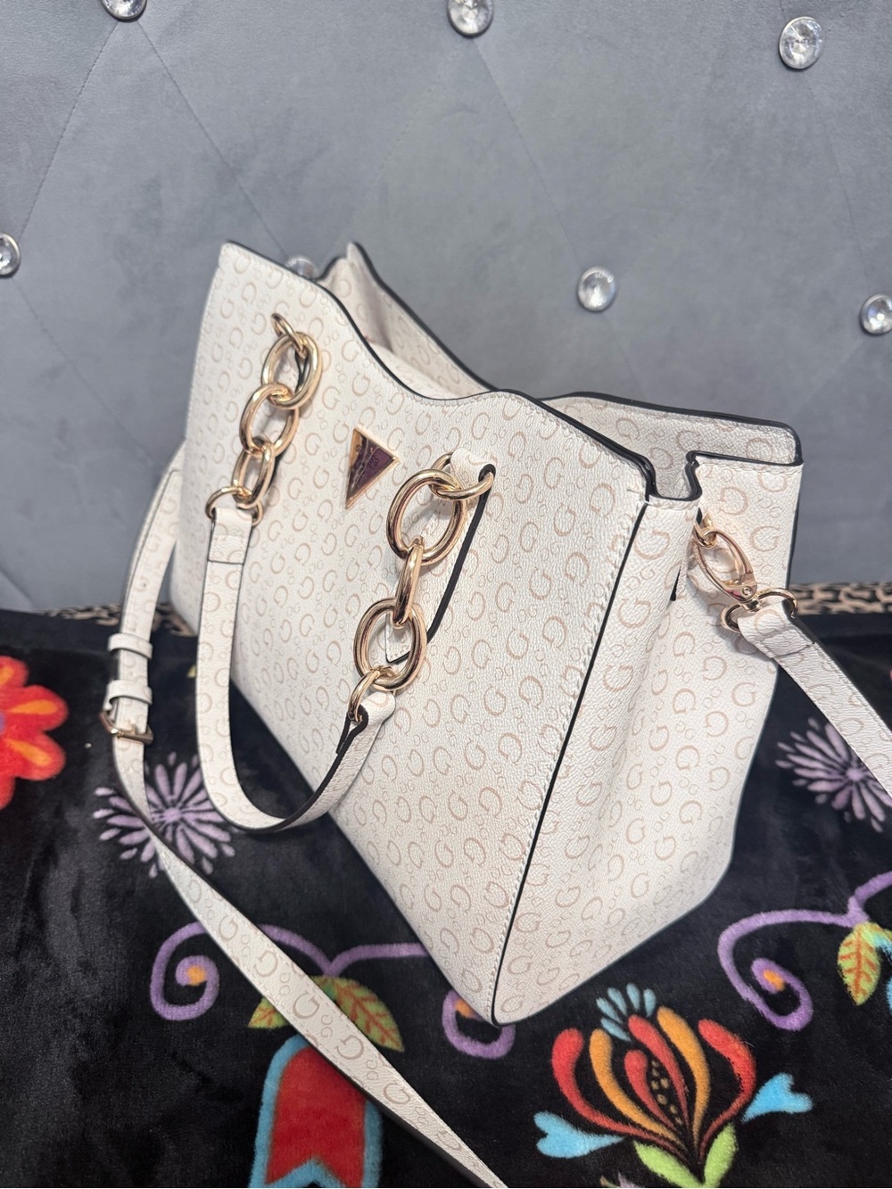 Guess White Monogram Shoulder Bag with Gold Chain Details - Picture 16 of 16